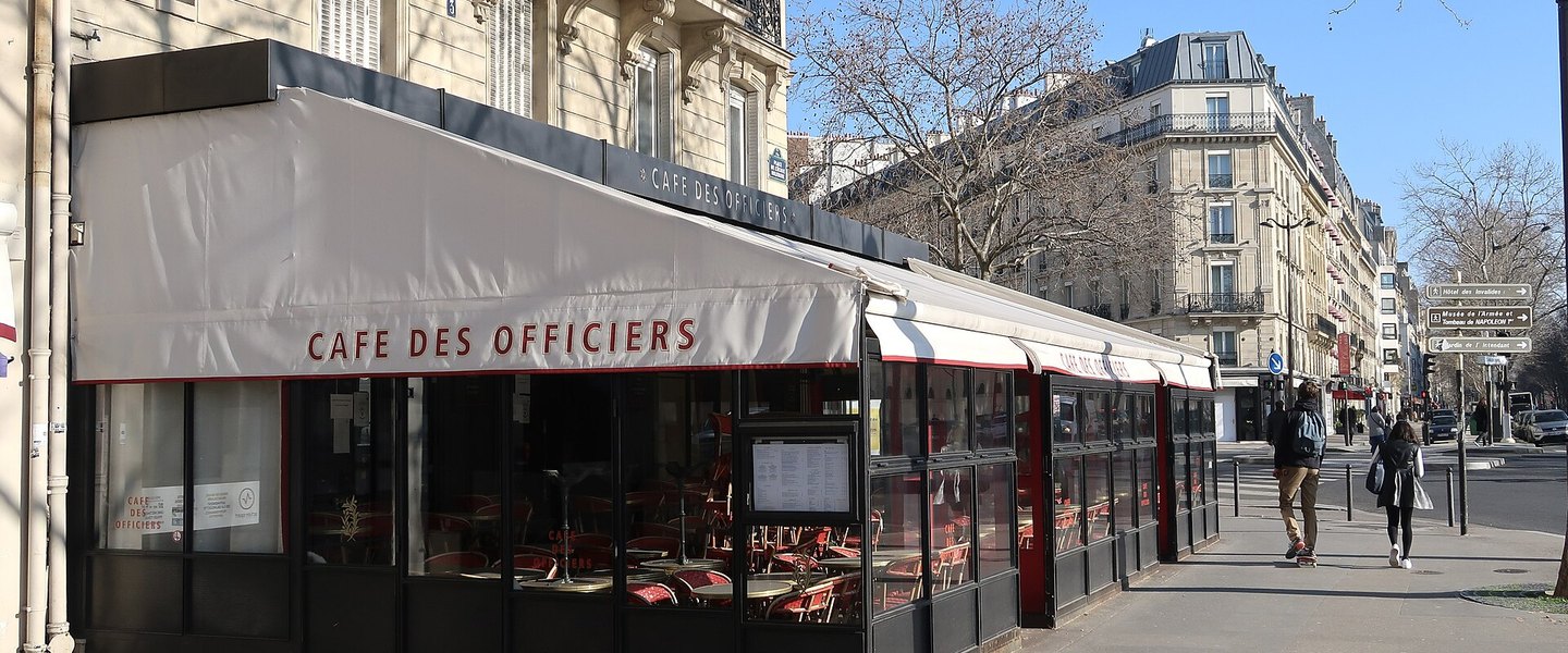 Café parisien fermé et vitrine placardée pendant le confinement lié au Covid-19